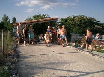 playing pétanque